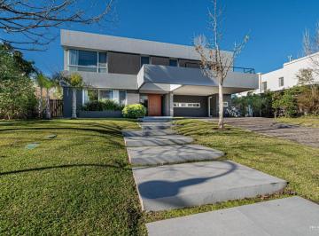 Casa de 5 ambientes, Tigre · Casa en Venta en Los Castores – Nordelta | 355 m² Totales | Lote Interno de 901 m² | 3 Suites + Dep