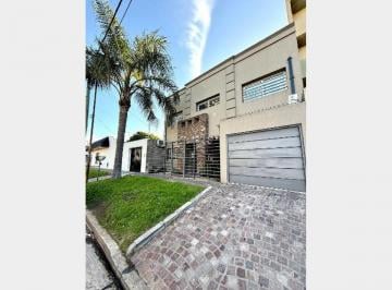 Casa · 220m² · 5 Ambientes · 2 Cocheras · Casa en Venta en Villa Luzuriaga