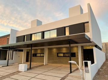 Casa · 150m² · 3 Dormitorios · 2 Cocheras · Dúplex 3 Dorm. en Colinas de Manantiales