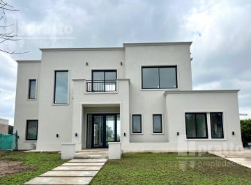 Casa · 210m² · 5 Ambientes · 1 Cochera · Casa en Venta de 3 Dorm. en El Cantón Islas a La Laguna