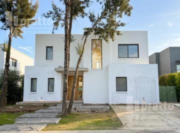 Casa · 239m² · 7 Ambientes · Casa en Laguna Grande