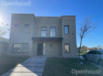 Casa · 160m² · 5 Ambientes · 4 Cocheras · Casa en El Barrio de San Pablo Impecable!