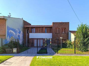 Casa · 220m² · 5 Ambientes · 2 Cocheras · Chalet 5 Amb. en 2 Plantas, Parque y Garage + Depto. 2 Amb.