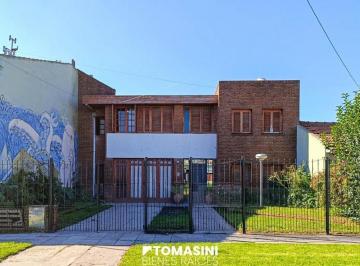 Casa · 220m² · 5 Ambientes · 2 Cocheras · Chalet 5 Amb. en 2 Plantas, Parque y Garage + Depto. 2 Amb.