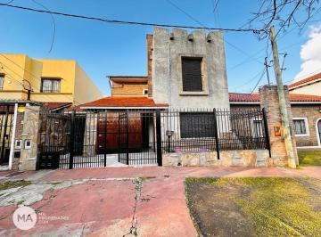 Casa · 191m² · 6 Ambientes · 1 Cochera · Casa 3 Dorm. - Warnes 1000 - Alberdi Rosario | Venta
