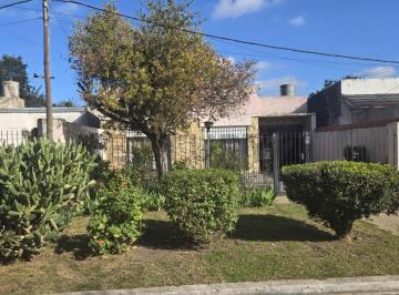 Casa · 173m² · 3 Dormitorios · 1 Cochera · 147 E/ 68 y 69 - Casa de 3 Dorm. con Gran Parque y Quincho en Los Hornos