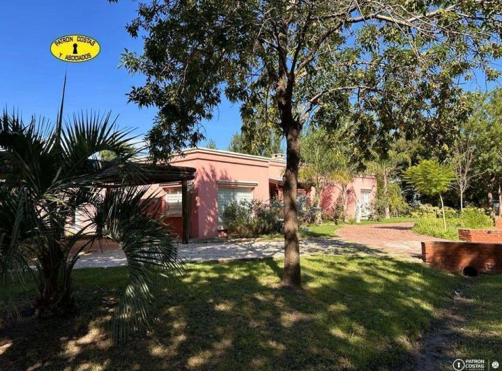 Casa · 250m² · 4 Dormitorios · 2 Cocheras