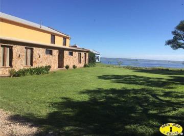 Campo · 1800m² · 4 Dormitorios · 2 Cocheras · Venta Chacra