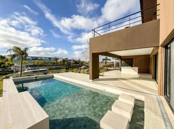 Casa · 460m² · 8 Ambientes · 4 Cocheras · Casa a La Venta con Amarra Propia Sobre El Río en El Yacht