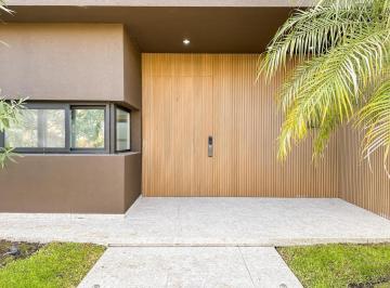 Casa · 460m² · 8 Ambientes · 4 Cocheras · Casa a La Venta con Amarra Propia y Vista Al Río en El Yacht
