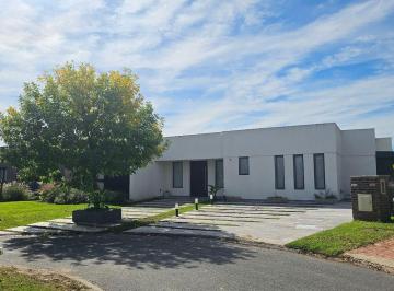 Casa · 186m² · 5 Ambientes · 3 Cocheras · Venta Casa Cantón Golf Interna
