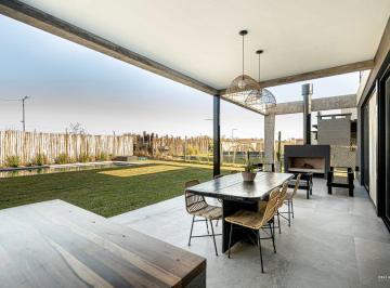 Casa de 5 ambientes, Tigre · Casa Moderna de 5 Ambientes con Pileta en Barrio Santa Ana, Villanueva
