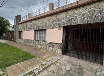 Casa · 90m² · 4 Ambientes · 1 Cochera · Casa en Venta de 4 Ambientes en Moron Sur con Gran Fondo