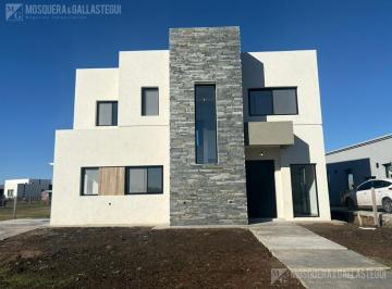 Casa · 200m² · 5 Ambientes · Casa en Santa Elisa