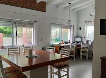 Casa · 220m² · 7 Ambientes · 2 Cocheras · Casa 9 E 654 y 655 7 Ambientes con Pileta en Sicardi, La Plata