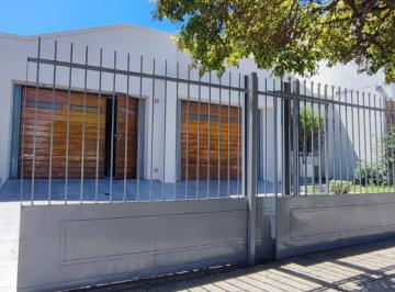 Casa · 168m² · 6 Ambientes · 2 Cocheras · Casa de 3 Dorm. en B° Lomas de San Martin