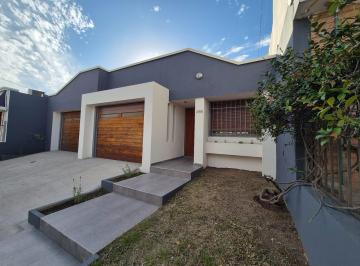 Casa · 168m² · 6 Ambientes · 2 Cocheras · Casa de 3 Dorm.. B° Lomas de San Martin