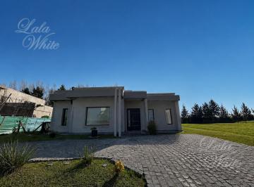 Casa · 152m² · 4 Ambientes · 4 Cocheras · Casa a La Venta en Cruz del Sur