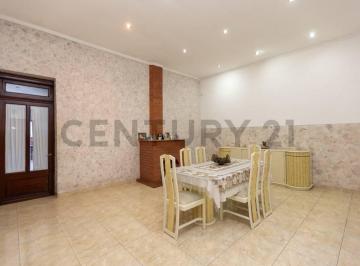 Casa · 176m² · 4 Ambientes · 1 Cochera · Venta Permuta Casa 4 Amb con Cochera y Oficina Apta Credito en Caseros