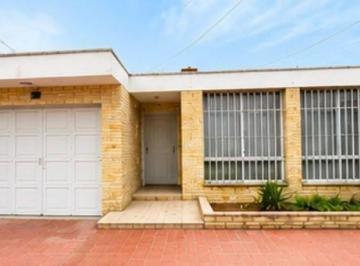Casa · 130m² · 3 Dormitorios · 1 Cochera · Casa Apta Crédito Calle Posadas Godoy Cruz