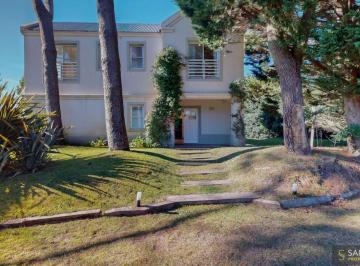 Casa de 5 ambientes, Cariló · Casa 4 Dorm (2 en Suite) - Lote de 1873 m² - a 2 Cuadras del Mar - Cariló