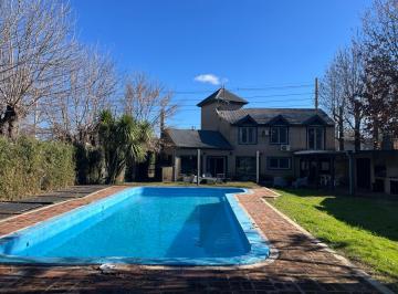 Casa · 150m² · 4 Ambientes · 3 Cocheras · Casa en City Bell Amoblada en Alquiler