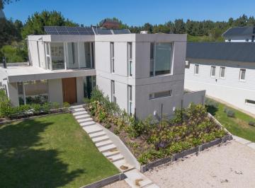 Casa · 217m² · 5 Ambientes · 2 Cocheras · Casa en Costa Esmeralda