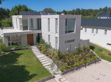 Casa · 217m² · 5 Ambientes · 2 Cocheras · Casa en Costa Esmeralda