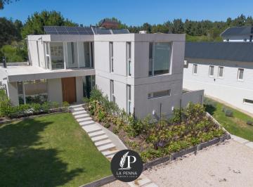 Casa · 217m² · 5 Ambientes · 2 Cocheras · Casa en Costa Esmeralda