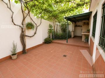 Casa · 80m² · 4 Ambientes · Casa en Lote Propio con Patio, Terraza y Gran Potencial de Reciclaje