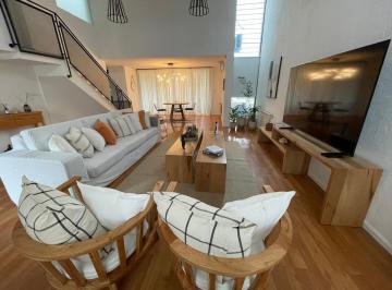 Casa · 220m² · 9 Ambientes · 3 Cocheras · Casa Amoblada Valle Escondido 3 Dorm. + Pileta