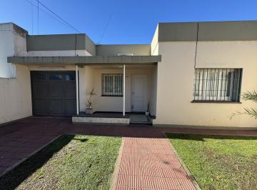 Casa · 110m² · 5 Ambientes · 2 Cocheras · Casa de Dos Habitaciones y Dos Baños, Sobre Av 1 y 30