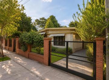 Casa · 114m² · 5 Ambientes · 1 Cochera · Venta: Casa de Tres Dorm. en Barrio Parque Field.