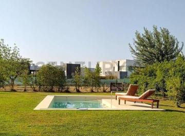 Casa · 215m² · 4 Ambientes · 1 Cochera · Venta de Casa en Lomas de City Bell