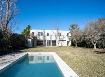 Casa · 215m² · 4 Ambientes · 1 Cochera · Casa en Venta en Lomas de City Bell