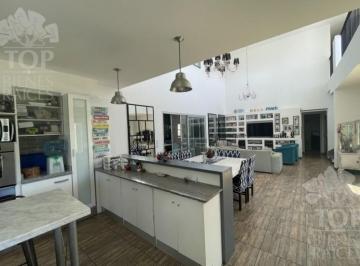 Casa · 240m² · 5 Ambientes · 1 Cochera · Casa en San Matias