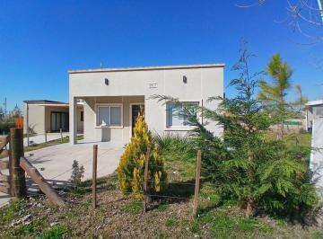Casa · 82m² · 3 Ambientes · 1 Cochera · Casa Moderna y Funcional, con Parque y Pileta, en Domselaar Chico Venta