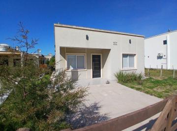 Casa · 82m² · 3 Ambientes · 1 Cochera · Casa Amueblada, Acepta Financiamiento, Barrio Domselaar Chico Venta