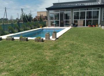 Casa · 102m² · 3 Ambientes · 1 Cochera · Casa Super Equipada, con Detalles de Categoría, Barrio Domselaar Chico Venta