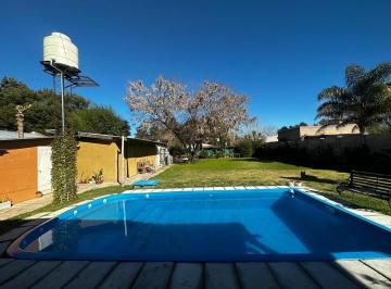 Casa · 70m² · 4 Ambientes · 4 Cocheras · Casa en Venta con Pileta Exaltacion de La Cruz