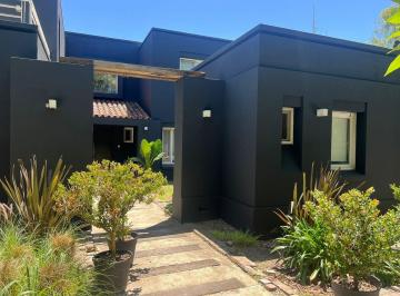 Casa · 923m² · 7 Ambientes · 2 Cocheras · Casa en Venta en Ayres Plaza