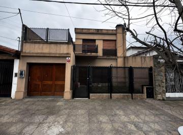 Casa de 7 ambientes, Moreno · Casa en Alquiler con 4 Dorm., Cochera y Pileta en Moreno