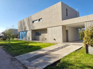 Casa · 225m² · 6 Ambientes · 2 Cocheras · Casa en Venta - Barrio Sauces del Limay