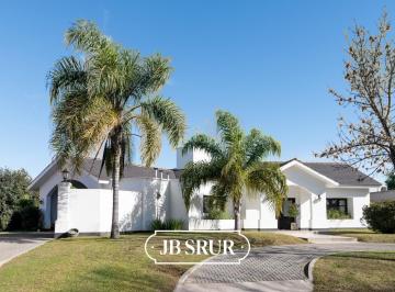 Casa · 330m² · 6 Ambientes · 2 Cocheras · Casa en Venta de 3 Dorm. en Greenville 1