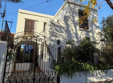 Casa de 5 ambientes, San Isidro · Solida y Calida Casa en Beccar