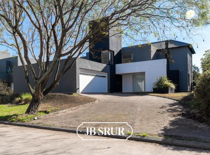 Casa · 348m² · 6 Ambientes · 4 Cocheras