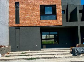 Casa · 125m² · 4 Ambientes · 1 Cochera · Posesion 30 Dias - Escucha Propuestas - Seguridad