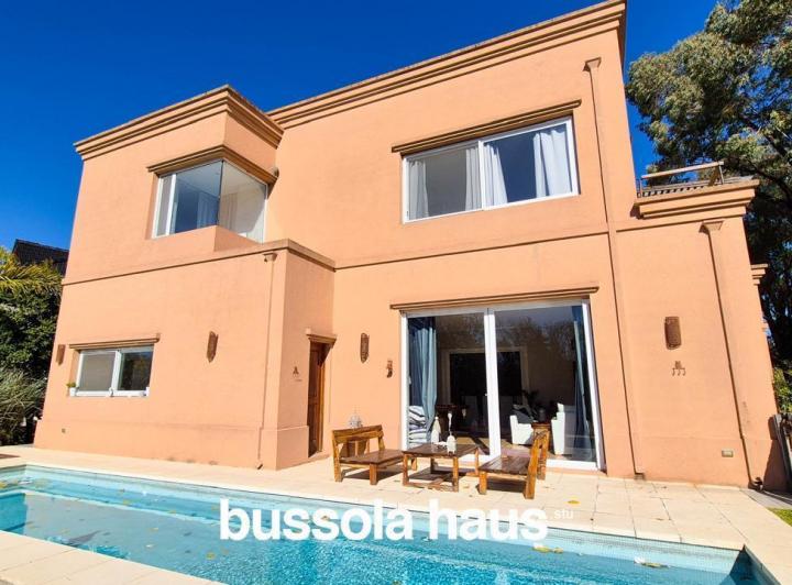 Casa · 385m² · 6 Ambientes · 4 Cocheras