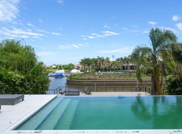Casa · 372m² · 6 Ambientes · 4 Cocheras · Casa en Venta en El Yacht