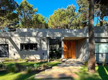 Casa · 200m² · 4 Ambientes · 1 Cochera · Casa en Alquiler Temporario